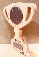Trofeo @made_in_grid_ madera con metacrilato metalizado plata